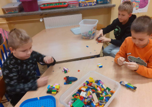 Uczniowie świetlicy podczas twórczej pracy z klockami LEGO.