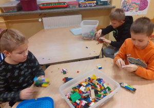 Uczniowie świetlicy podczas twórczej pracy z klockami LEGO.