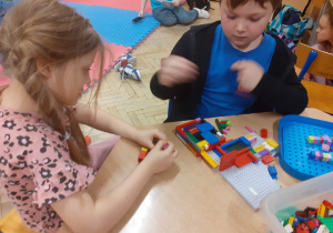 Uczniowie świetlicy podczas twórczej pracy z klockami LEGO.