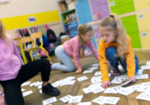 Praca z alfabetem polskim - układanie sylab i wyrazów z poznanych literek.