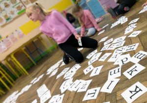 Praca z alfabetem polskim - układanie sylab i wyrazów z poznanych literek.