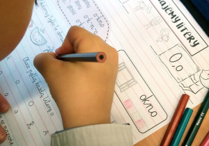 Uczeń pracujący z kartą pracy - utrwalenie literek.