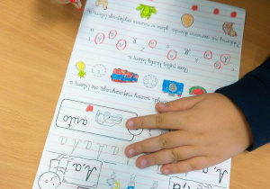 Uczeń pracujący z kartą pracy - utrwalenie literek.