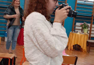 Uczennica wykonuje zdjęcia.