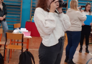 Uczennica wykonuje zdjęcia.
