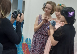 Uczennica fotografuje modelki.