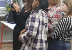 Uczennica fotografuje.