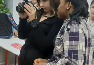 Uczennica fotografuje.