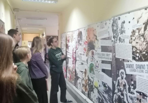 Uczniowie klasy 8c zainteresowani tematyką wystawy.
