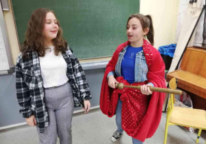 Uczennice klasy 6b prezentujące stroje z czasów powstań kozackich.