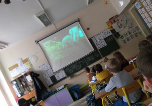 Prezentacja filmu przyrodniczego na temat życia jeży i ich ochronie.