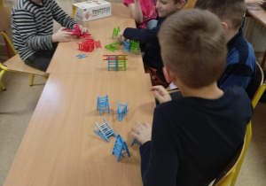 Uczniowie klasy 2b i 3b podczas gier stolikowych.