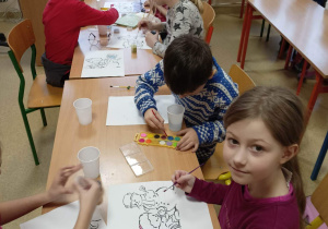 Uczniowie klasy 1b podczas twórczej pracy z wykorzystaniem farb.