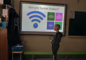 Zajęcia warsztatowe z p. Moniką Wachowicz z UŁ_ kim jest haker.