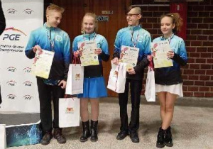 Juniorzy Młodsi A_z lewej strony_Patrycja Tacij (kl. 6a) i Dawid Kamiński (kl. 8a) i 4 miejsce w kategorii.
