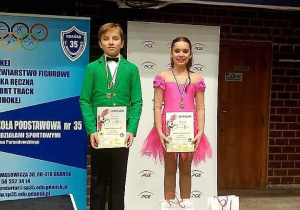 Kategoria par tanecznych klasy srebrnej i Julia Kadlubek (uczennica klasy 4a) z partnerem.