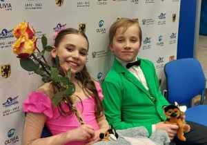 Kategoria par tanecznych klasy srebrnej i Julia Kadlubek (uczennica klasy 4a) z partnerem.