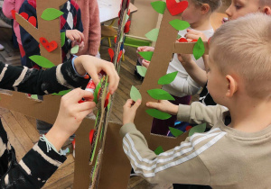 Uczniowie klasy 1a aktywnie pracujący z Drzewem Przyjaźni.