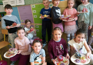Uczniowie klasy 1a prezentujący swoje wypieki.