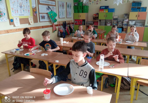 Uczniowie klasy 3a podczas twórczej pracy_wypieki pączków.