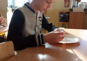 Uczeń klasy 3a podczas twórczej pracy_wypieki pączków.