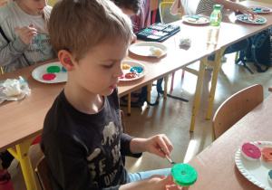 Uczniowie klasy 3a podczas twórczej pracy_wypieki pączków.