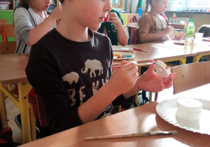 Uczeń klasy 3a podczas twórczej pracy_wypieki pączków.