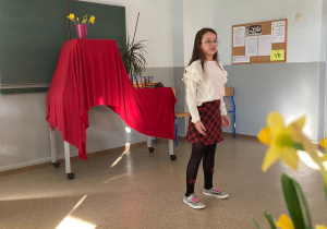 Uczennica klasy 3a podczas recytacji wybranego wiersza.