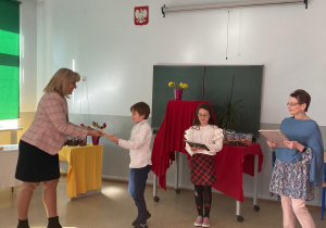 Wręczenie dyplomów i nagród w konkursie uczniom klasy 3a.