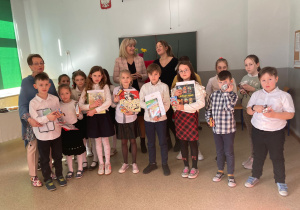 Nagrodzeni i wyróżnieni uczniowie klas 1-3 z Komisją Jury.