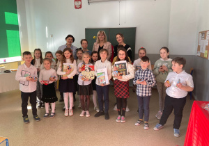 Nagrodzeni i wyróżnieni uczniowie klas 1-3 z Komisją Jury.