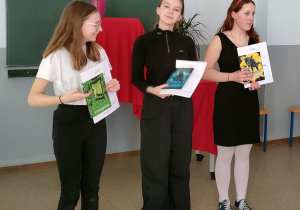 Uczennice klas: 8a i 8c z dyplomami i nagrodami za uzyskane w konkursie miejsca.