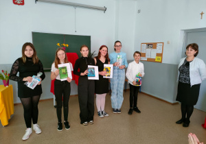 Nagrodzeni i wyróżnieni uczniowie klas 7-8 z Panią Wicedyrektor.