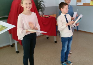 Nagrodzeni uczniowie z klas: 4a i 4b.
