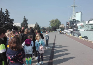 Uczniowie patrzą na nabrzeże.