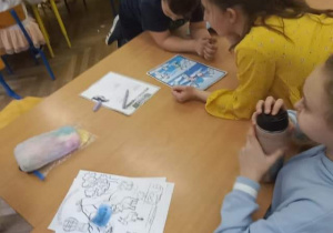 Uczniowie klasy 2a podczas twórczej pracy z lekturą.