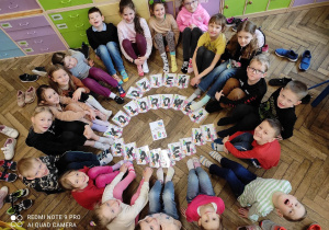Zdjęcie upamiętniające klasowe obchody Światowego Dnia Ludzi z Zespołem Downa.
