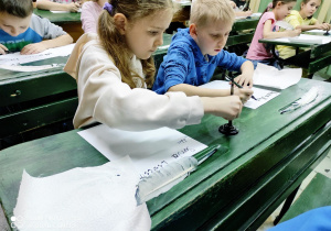 Uczniowie klasy 1a podczas lekcji muzealnej_kaligrafia.