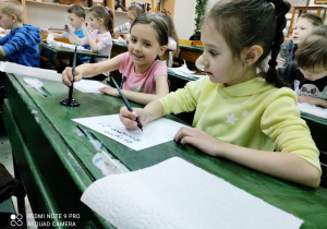 Uczniowie klasy 1a podczas lekcji muzealnej_kaligrafia.