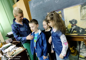 Uczniowie klasy 1a podczas lekcji muzealnej_mundurki szkolne.