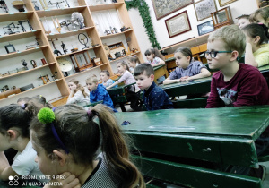 Uczniowie klasy 1a podczas lekcji muzealnej.