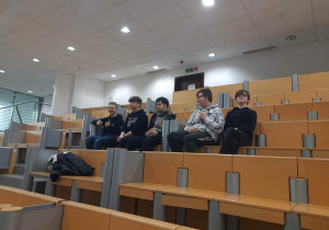 Uczniowie klas ósmych podczas symulacji rozprawy sądowej.