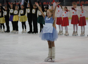 Dziecięca rewia na lodzie "Zaczarowany świat Alicji"