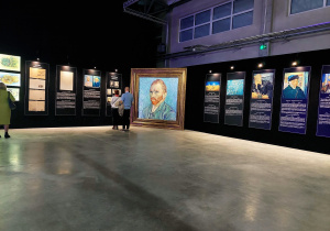 Elementy wystawy dotyczącej twórczości Vincenta Van Gogha.