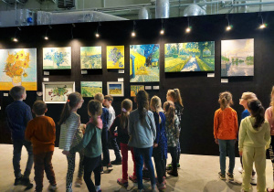 Uczniowie klasy 1a biorący udział w wystawie Van Gogha.