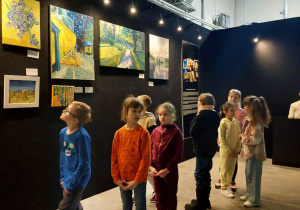 Uczniowie klasy 1a biorący udział w wystawie Van Gogha.