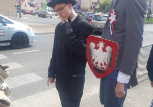 Uczniowie szkoły podczas przemarszu ulicami Łodzi_upamiętnienie Narodowego Święta Konstytucji 3.Maja.