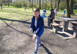 Uczniowie klasy 1a podczas akcji "sprzątania świata"_Park Poniatowskiego.