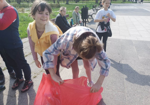 Uczniowie klasy 3a i 3b zaangażowani w sprzątanie świata_Park Poniatowskiego.