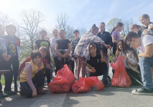 Uczniowie klasy 3a i 3b zaangażowani w sprzątanie świata_Park Poniatowskiego.